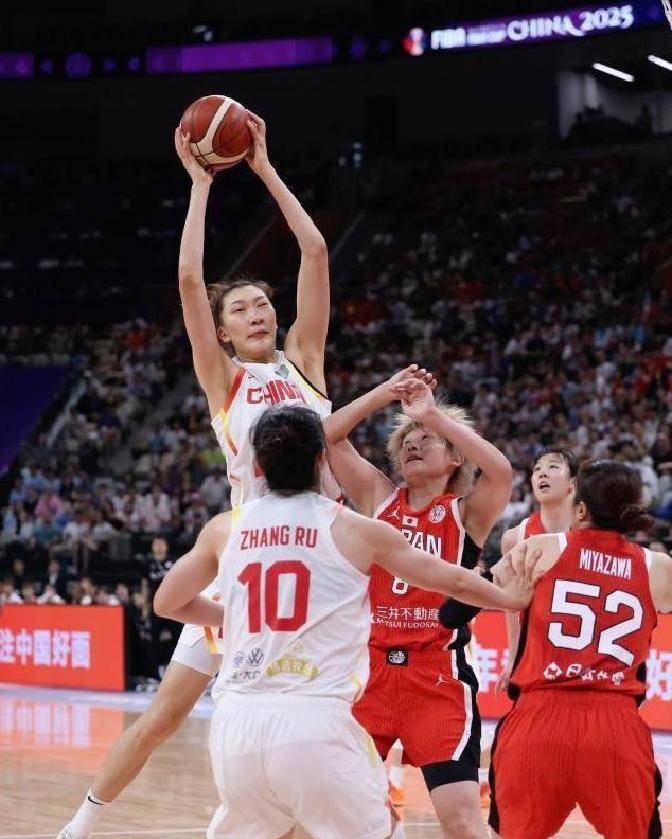 开云体育网页版登录入口-巴塞罗那教练压力巨大！，穆古鲁扎遭遇二十持续失利引发球迷热议(巴塞罗那历届主教练)